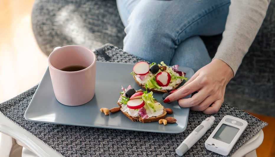 healthy diabetes snack on tray next to a gluclose meter