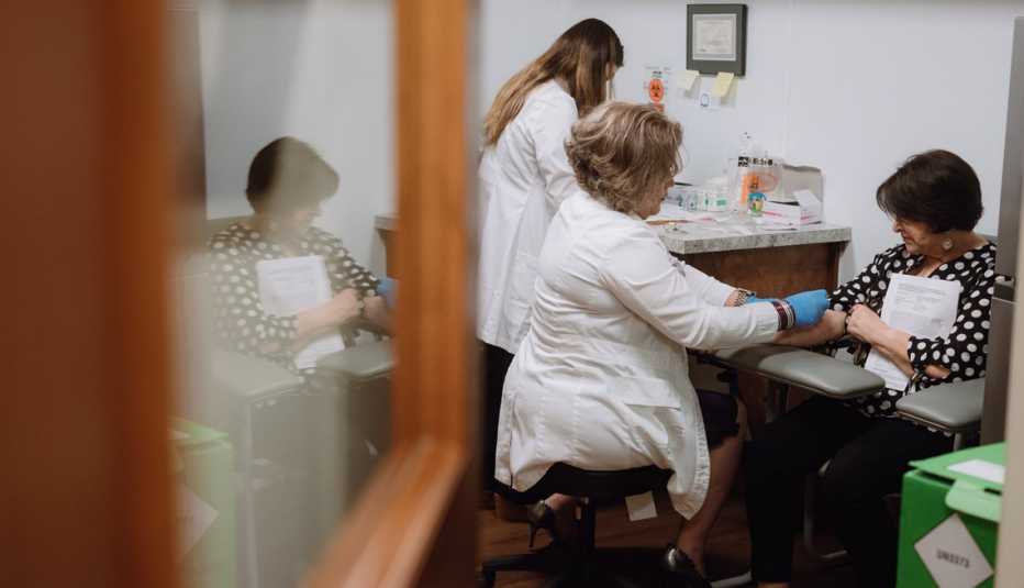 jessica cantu with patient aida gonzalez