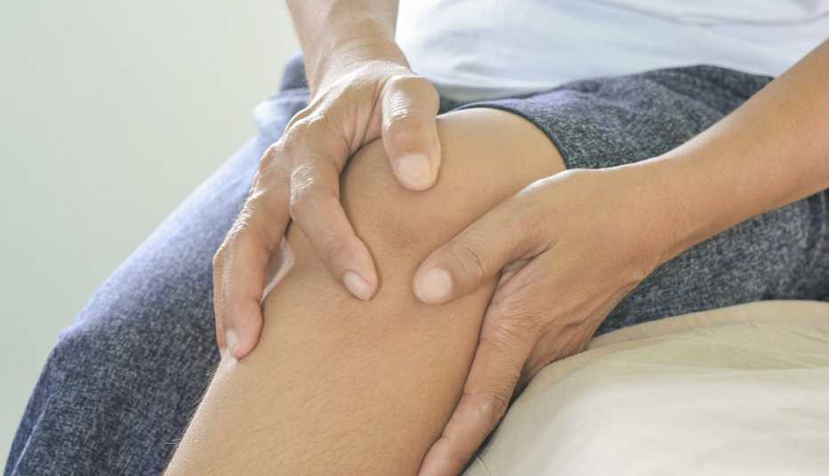 A woman holding her knee because of knee pain