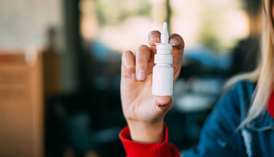 hand holding nasal spray