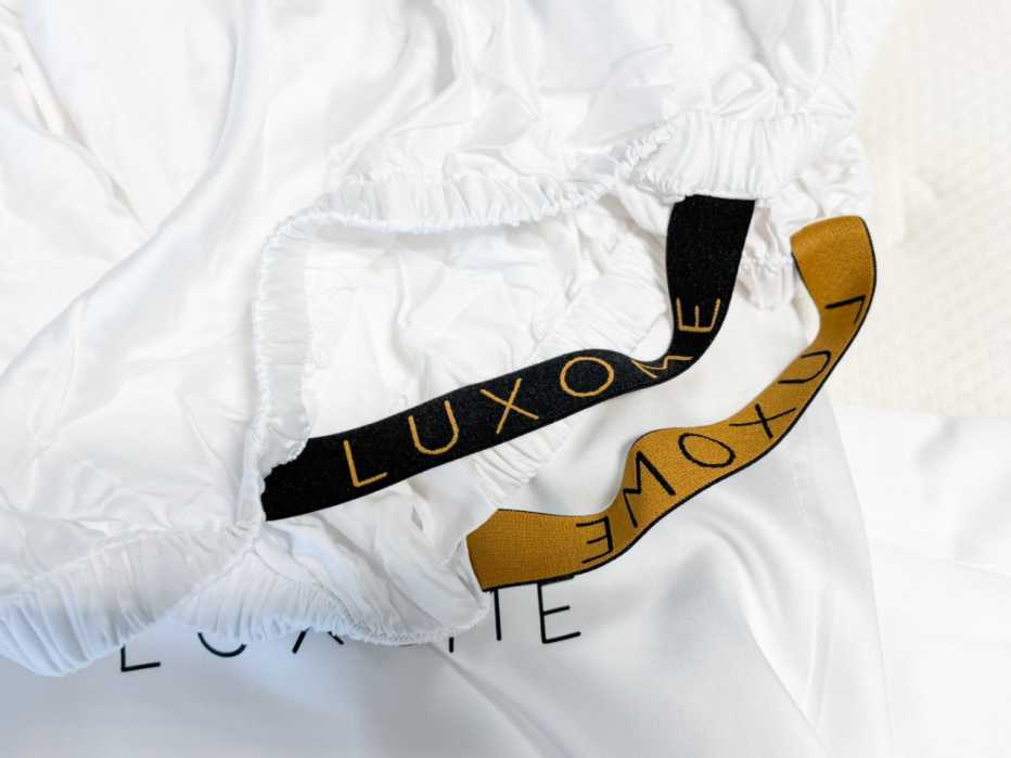 Straps on a fitted sheet