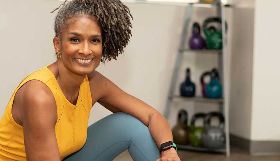 fitness influencer carla kemp sitting in a gym and smiling fitness influencer carla kemp sitting in a gym and smiling