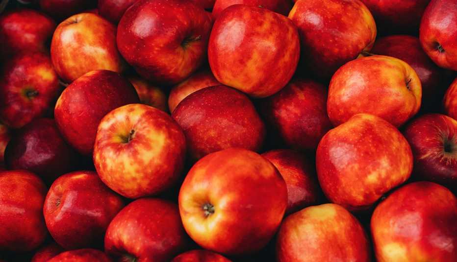 red apples at the farmers market