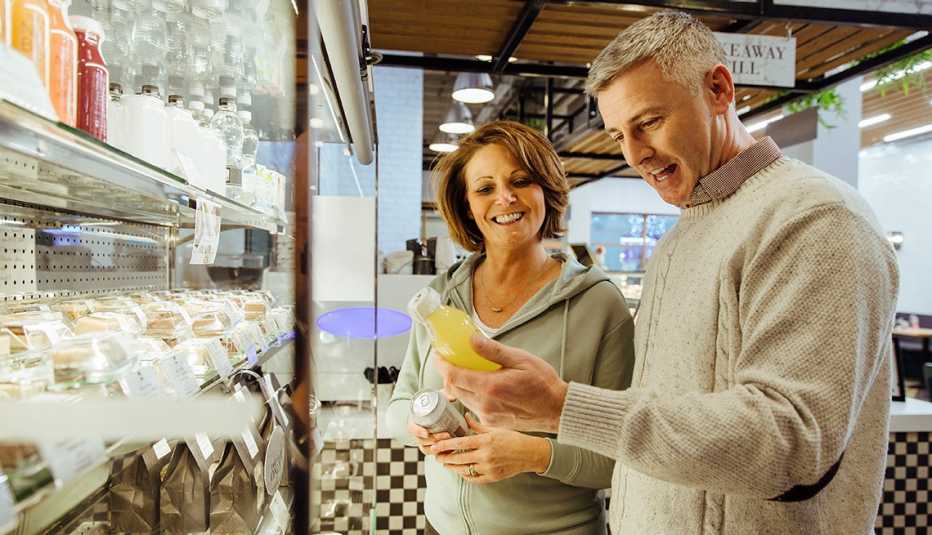 A couple comparing antioxidant beverages in a health cafe