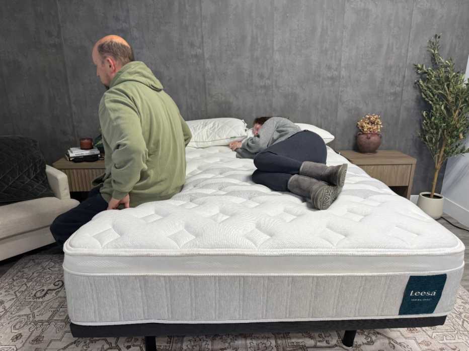 Two people on the Leesa Sapira mattress.