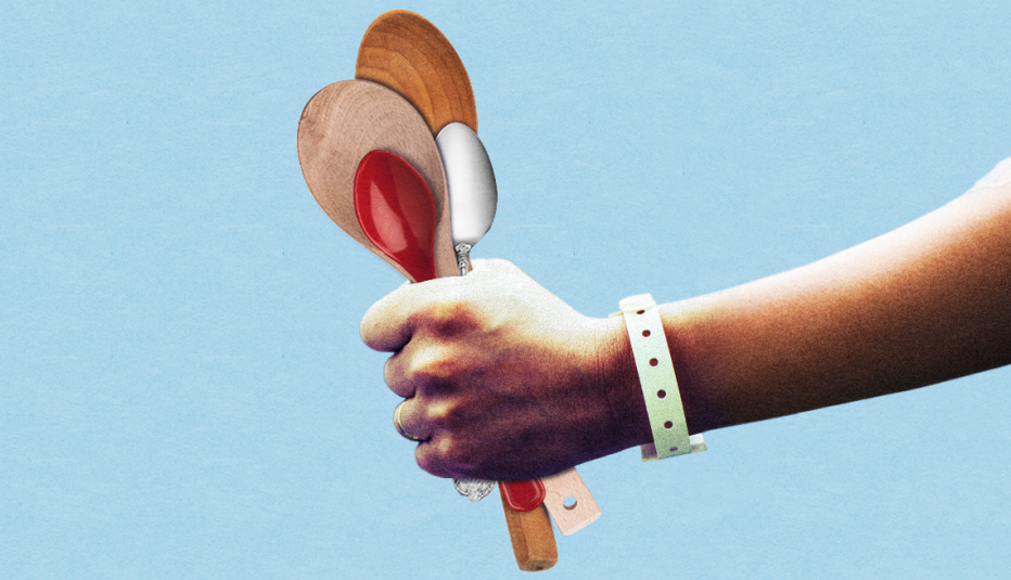 Una mano que sostiene varias cucharas