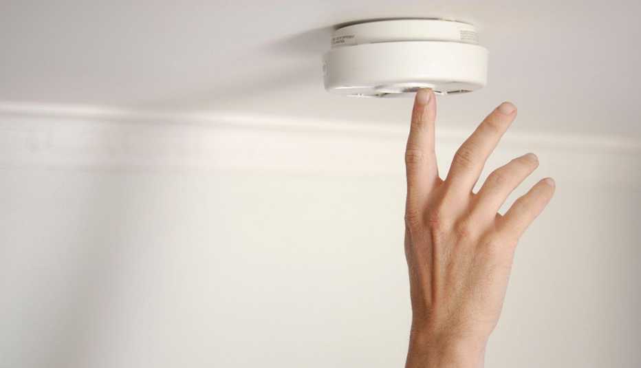 Testing smoke detector alarm battery