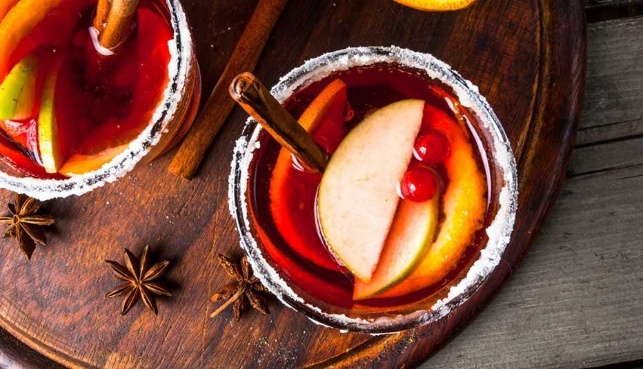 Sangría con naranjas, manzanas, arándanos y especias