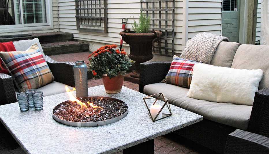 Gas fire pit and outdoor decor
