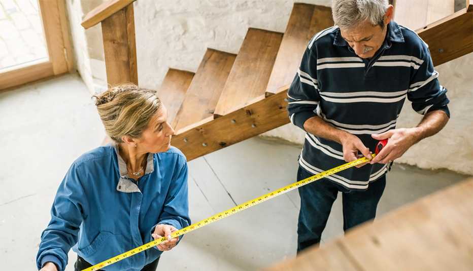  Couple doing DIY, using measuring tape