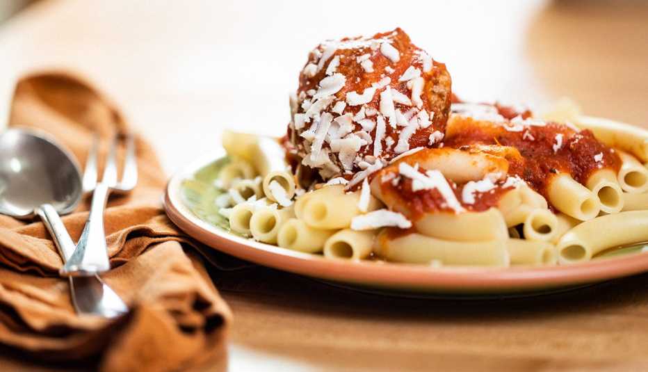 plate of spaghetti and meatballs with sauce