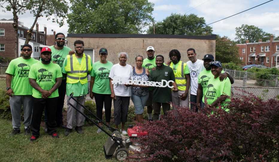 DC Mayor Muriel Bowser Visits With the Grass is Greener Lawn Crew