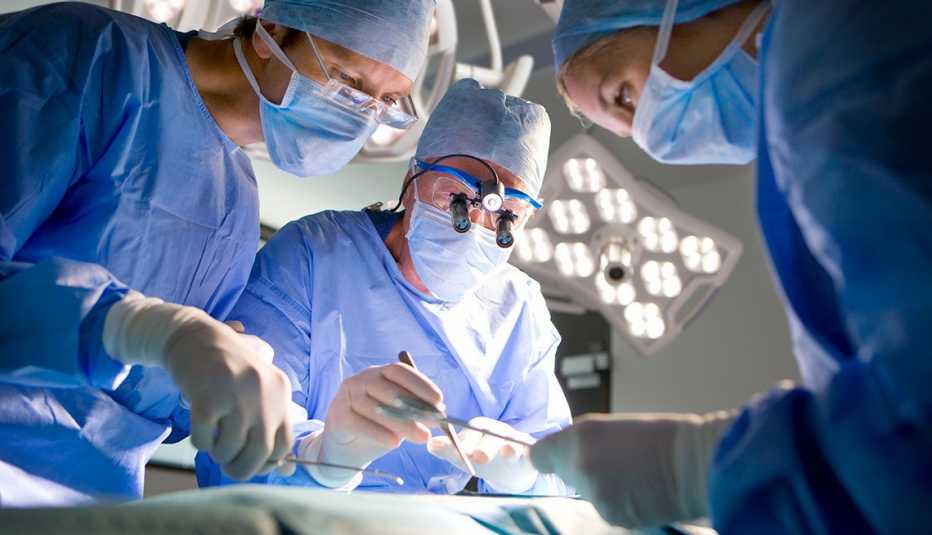 Surgeons work in an operating room