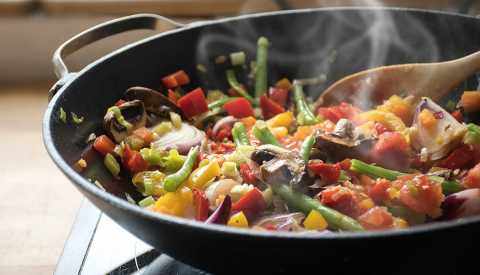 steaming mixed vegetables in the wok