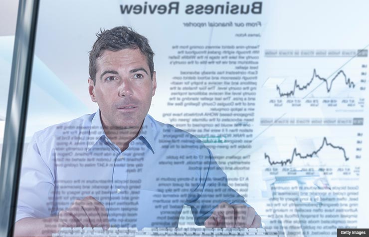 Journalist and blogger reading news, view through screen, Jean Chatzky on Personal Finance Bloggers (Getty Images)