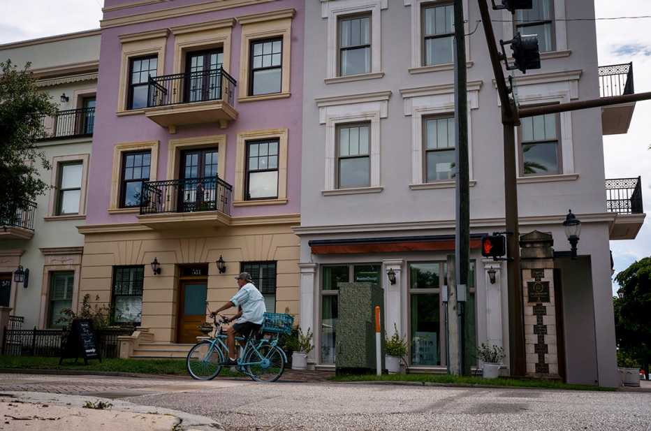 The pastel-colored building, left, where Jeanine and Tony Consoli rent in Sarasota, Fla. The pastel-colored building, left, where Jeanine and Tony Consoli rent in Sarasota, Fla.