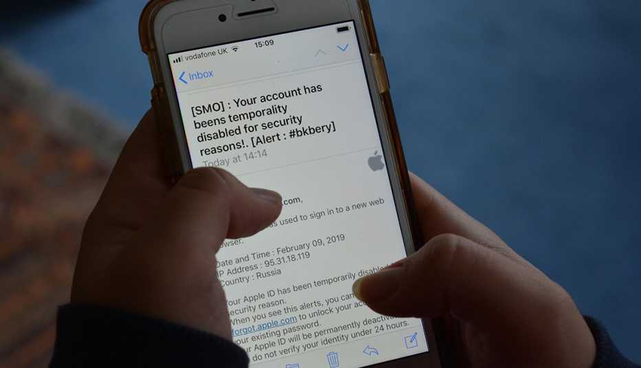 Phishing / scam email, purporting to be from Apple claiming that the account has been disabled and asking user to log in to reset password Phishing / scam email, purporting to be from Apple claiming that the account has been disabled and asking user to log in to reset password
