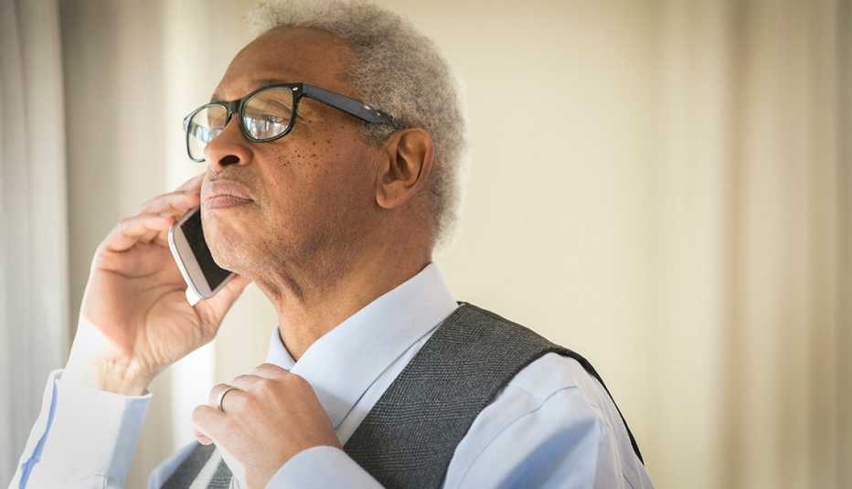 Man answsering a call on a smartphone