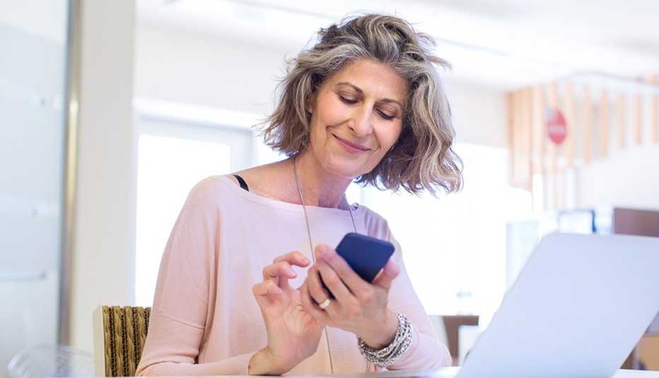 woman using her smartphone