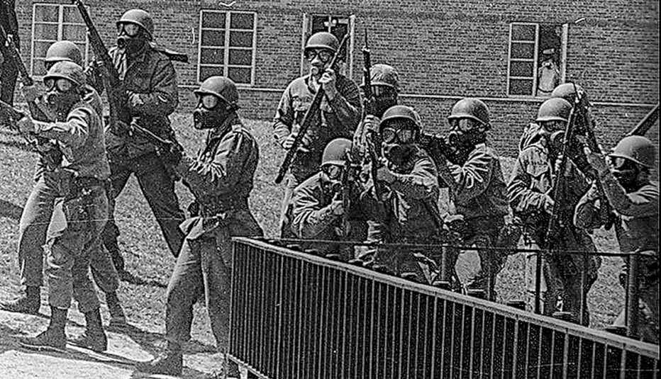National guard begins firing at protestors at Kent State University