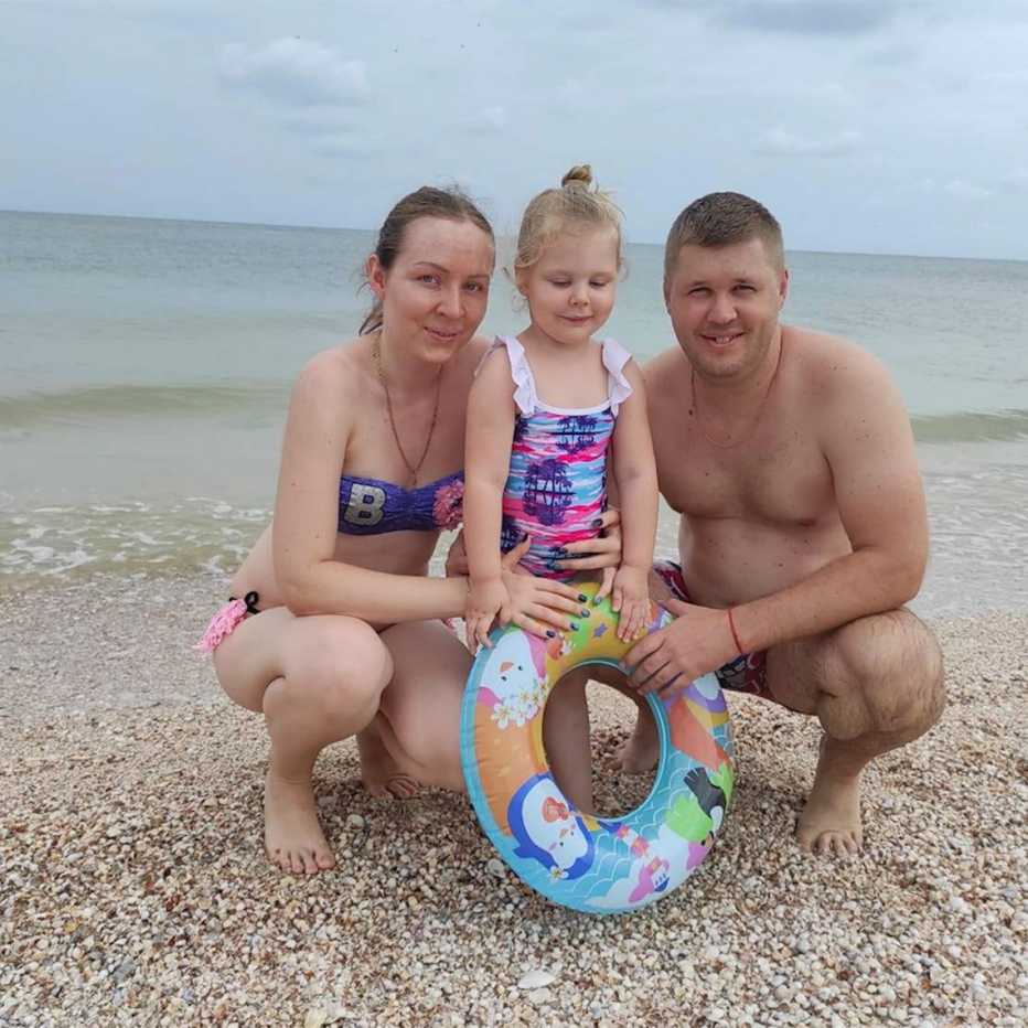 Tamara Lupino&rsquo;s daughter, Anastasia, with her husband, Dmytro, and daughter, Kira, at the beach in happier times