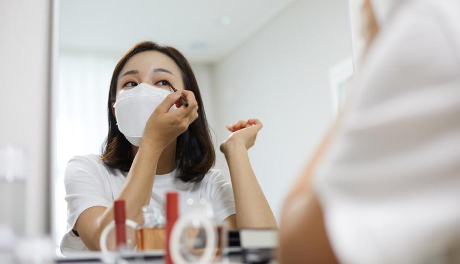 Applying Makeup During the Pandemic