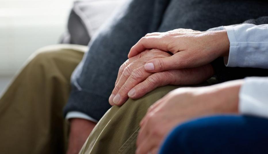 Person providing comfort to another person Person providing comfort to another person