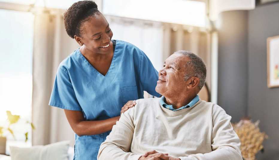Una enfermera ayuda a un hombre mayor