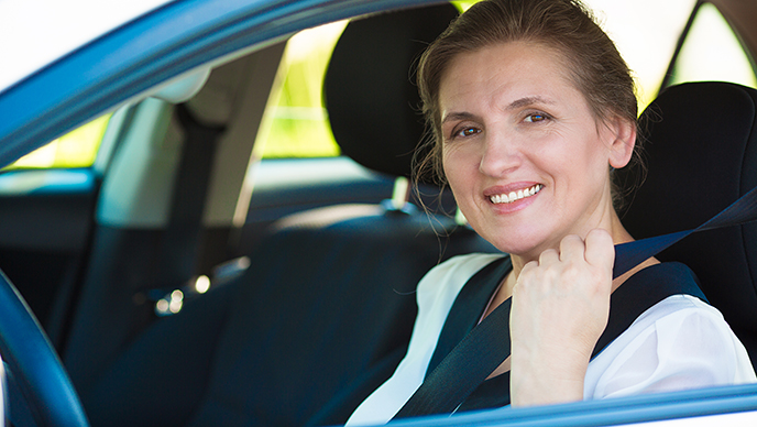 woman putting her seatbelt on