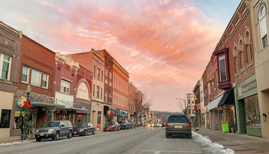 a street in the town of decorah iowa