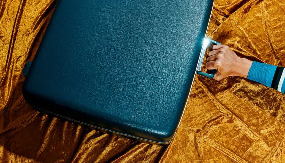 hand holding on to suitcase