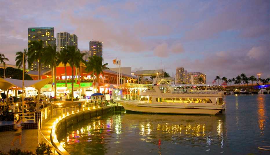 Tour boat docked at Bayside Marina (aka Miamarina), a small deepwater slip marina in Downtown Miami on Intracoastal Waterway, at dusk