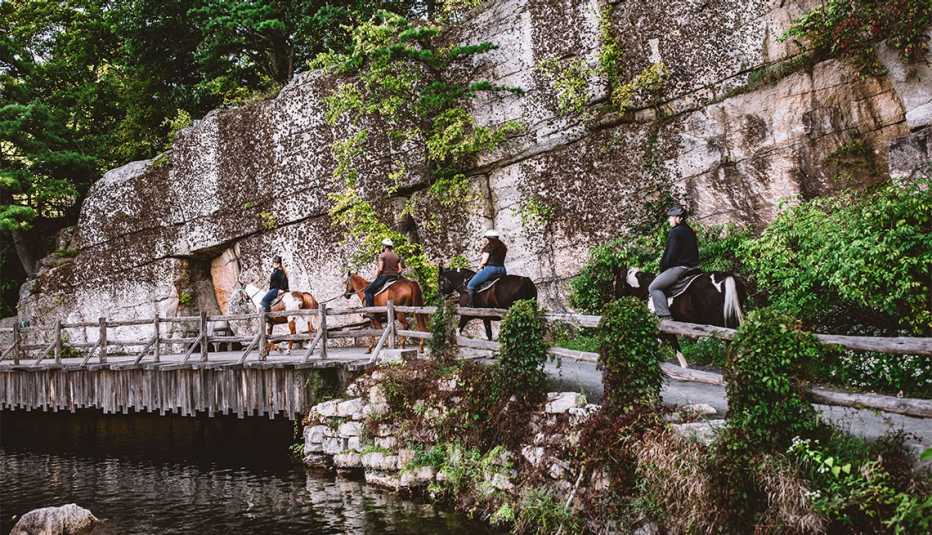 visitors at mohonk mountain house horseback riding