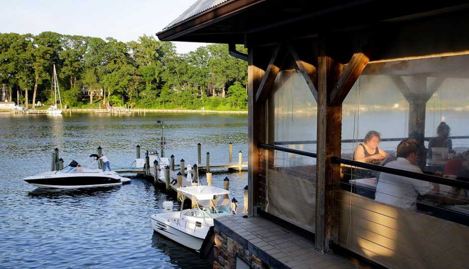 diners at Mill Creek at Cantler's Riverside Inn in Annapolis, Maryland. diners at Mill Creek at Cantler's Riverside Inn in Annapolis, Maryland.