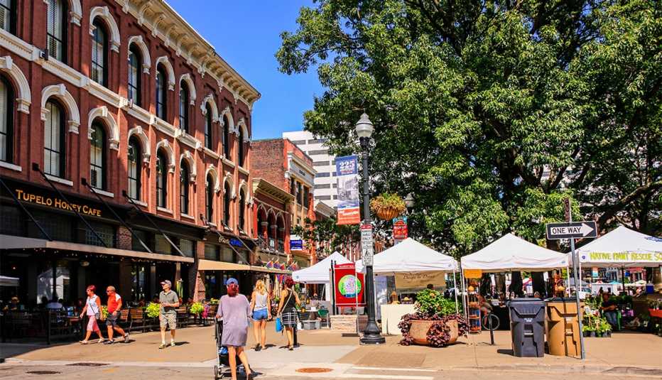 Shops and farmers market stalls in Market Square, Knoxville, TN Shops and farmers market stalls in Market Square, Knoxville, TN
