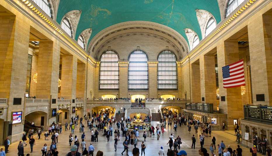 Crowds of people in New York's Grand Central Station Crowds of people in New York's Grand Central Station