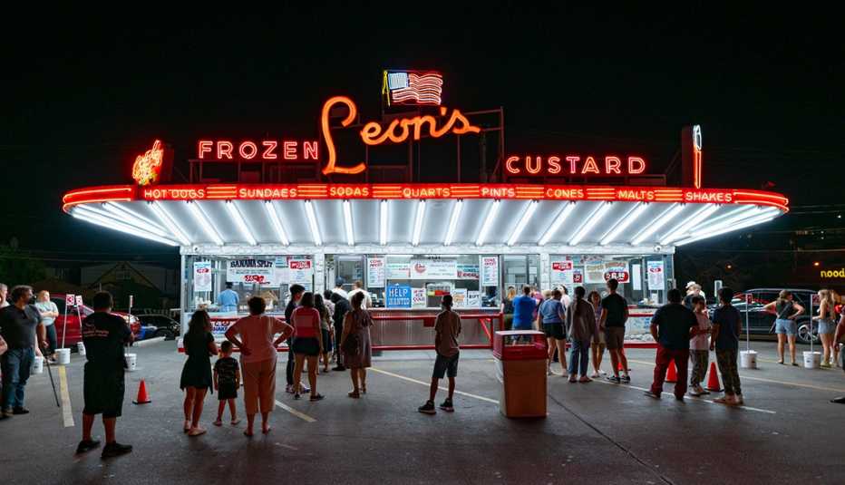 the leons frozen custard neon sign in milwaukee