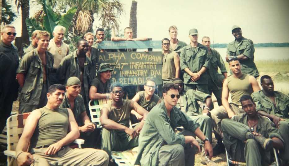 an image of dale dye with the actors he put through his bootcamp for forrest gump