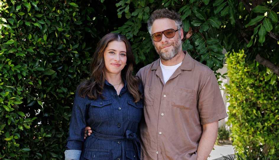 Lauren Miller Rogen and Seth Rogen posing for a photo together outside