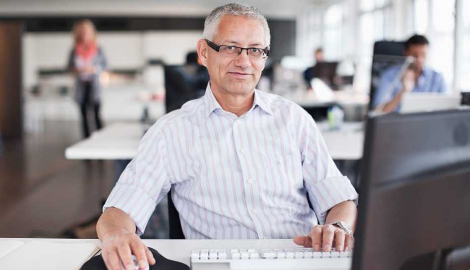 businessman in office with colleagues, Experienced Workforce Quiz