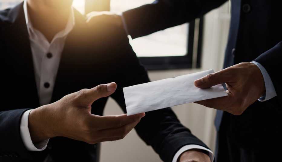 employer handing new employee sign on bonus for job