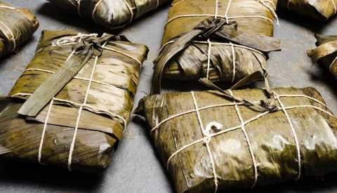 Varios tamales envueltos en hojas de plátano