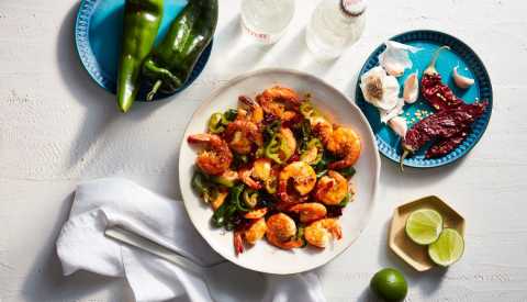 Plato con guiso de camarones al ajillo