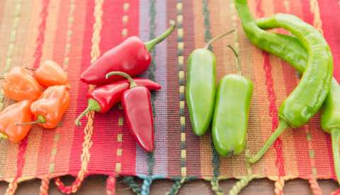 Chiles sobre un mantel