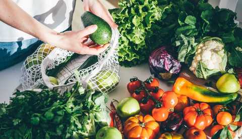 Una mujer organiza vegetales