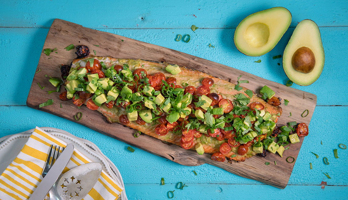 Salmón a la parrilla al estilo cubano con aguacate