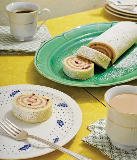 Brazo gitano servido y café sobre una mesa Brazo gitano servido y café sobre una mesa