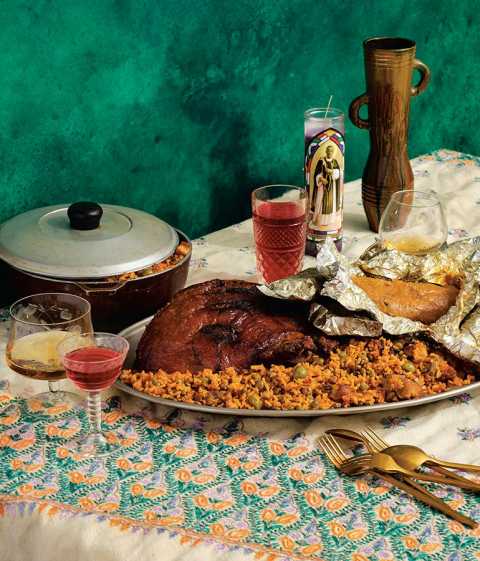 Mesa servida con arroz con gandules, pernil y varias bebidas Mesa servida con arroz con gandules, pernil y varias bebidas