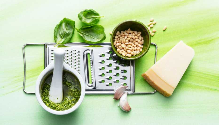 Ingredientes para preparar salsa pesto