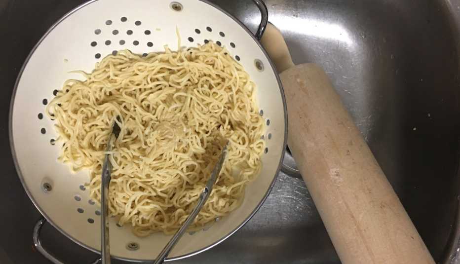 Escurridor de pasta y un rodillo